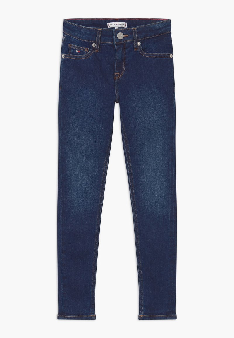 Vaqueros de mezclilla azul oscuro con un corte ajustado. Incluyen trabillas para cinturón, cremallera y costuras en contraste. Sin desgastes ni adornos visibles.