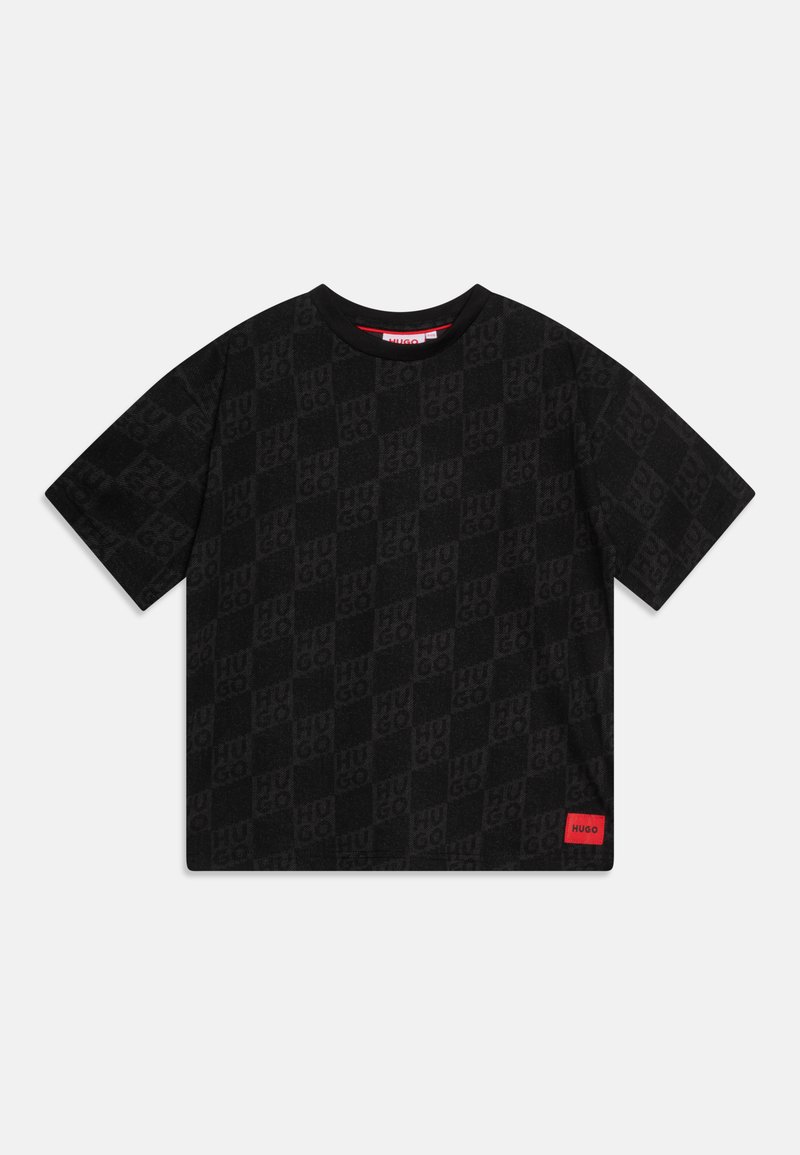 T-shirt noir à manches courtes avec un motif à carreaux ton sur ton, col rond et étiquette rouge en bas à gauche.