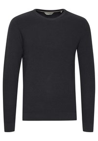 Pull en tricot gris foncé avec des manches longues, un col rond et des poignets et un ourlet côtelés. Présente un motif de tissu texturé.