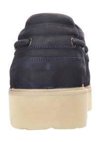 Dunkelblaues Wildleder-Schuhwerk mit strukturierter Oberfläche, akzentuiert durch blaue Nähte und metallische Ösen, mit einer beigefarbenen Gummisohle.
