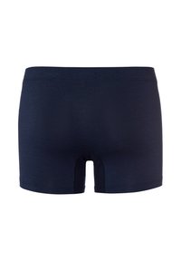 Calzoncillos de algodón azul marino con una textura suave, que presentan un corte de longitud media y una costura central en la parte posterior. Sin piezas metálicas ni patrones visibles.