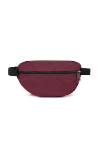 Burgundy tygfannypack med en kurvad form, som har en svart dragkedja och justerbar rem, strukturerad yta och minimalistisk design.