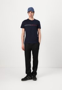Tommy Jeans SLIM ENTRY GRAPHIC TEE - Camiseta estampada - dark night navy
