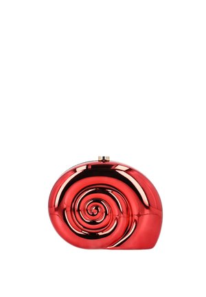 Červené kovové psaníčko ve tvaru spirálovité mušle s malým zlatým zapínáním nahoře.