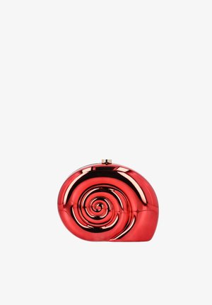 Rote Metallic-Clutch in Form einer spiralförmigen Muschel mit einem kleinen goldenen Verschluss oben.