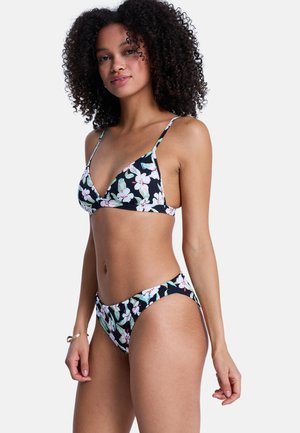 Blumiger Bikiniset mit schwarzem Hintergrund und weißen sowie pinken Blumen. Das Oberteil hat ein Dreieck-Design; die Höschen sind mittelhoch und zeigen ein ähnliches Muster.