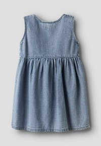 Džinsa kleita ar bezrokainu dizainu, zilā krāsā, ar savākto vidukli un izplešamu svārku. Gluda tekstūra un kontrastējošas šuves gar malām.