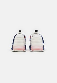Nike Performance SAVALEOS - Sapatilha de treino - sail/black/deep royal blue/magic ember/pollen