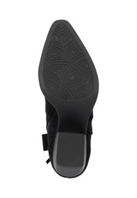 Suela de zapato de tacón de ante negro con patrón de tracción geométrica. Presenta una forma delgada y puntiaguda, y un acabado suave y mate.
