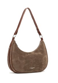 Borsa hobo in suede marrone con una forma curva, dotata di una tracolla in pelle marrone e dettagli in metallo argentato. Logo impresso sulla parte anteriore.