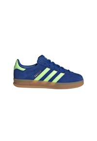 Niebieskie zamszowe buty sportowe Adidas Gazelle z neonowo zielonymi paskami, zakładką na pięcie, gumową podeszwą i złotym napisem "GAZELLE" z boku.