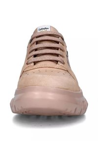 Sneaker rosa chiaro con tomaia in suede, punta rotonda e suola in gomma texturizzata. Caratterizzato da lacci tono su tono e un'etichetta con il logo sulla linguetta.