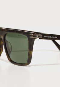 Michael Kors EDGEWATER - Päikeseprillid - olive