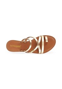 Sandalo piatto in metallo dorato con tre sottili cinturini, soletta in pelle marrone e dettagli cuciti. Design con punta aperta, stile minimalista.