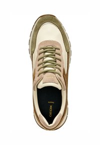 Baskets multicolores avec un upper en cuir crème, des accents en daim vert, une doublure en textile beige et une semelle en caoutchouc tan. Design à lacets.