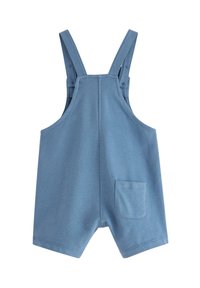 Blaue Baumwoll-Overall-Shorts mit verstellbaren Trägern, einer vorderen Tasche und einer glatten Textur, präsentiert in einem entspannten Schnitt.