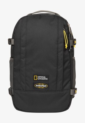 Czarny plecak z dwoma bocznymi kieszeniami i żółtymi akcentami. Zawiera logo National Geographic oraz Eastpak. Wykonany z teksturowanej tkaniny.