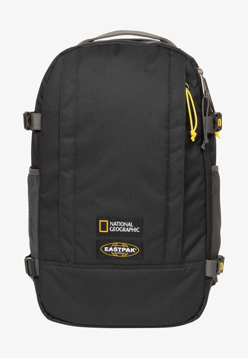Černý batoh s dvěma bočními kapsami a žlutými akcenty. Obsahuje loga National Geographic a Eastpak. Vyrobeno z texturované tkaniny.