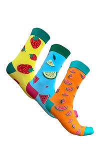 Calcetines de algodón coloridos con patrones de fresas, sandías y diseños abstractos de frutas, con puños en colores verde y naranja en contraste.