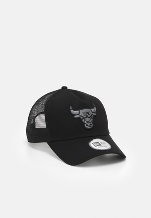 Must mustaga, millel on võrkpaneel tagaküljel, esiküljel on kõrgendatud hall pulli logo. Reguleeritav rihm ja kumer visiit, millel on lame silt.