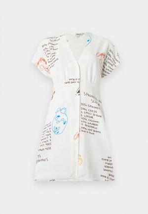 Witte jurk met korte mouwen en knopen, met kleurrijke handgeschreven recepttekst en illustraties van voedsel en keukengerei.