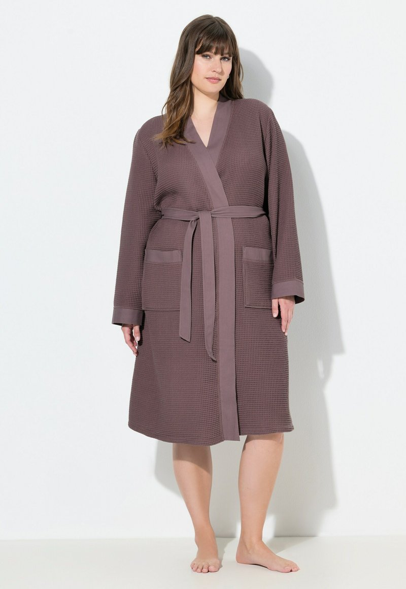 Robe à texture gaufrée, à manches longues, en mauve avec une ceinture assortie et deux poches avant ; bord lisse le long du col et des manches.