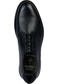 Scarpa da cerimonia in pelle nera con texture liscia, punta arrotondata e design con lacci. Presenta una soletta imbottita e dettagli di cucitura minimi.