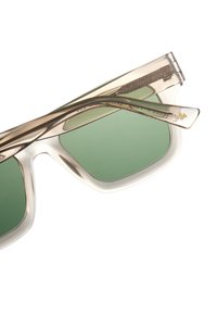 Occhiali da sole con lenti verdi, montatura trasparente e design pieghevole, con rifiniture metalliche sulle asticelle.