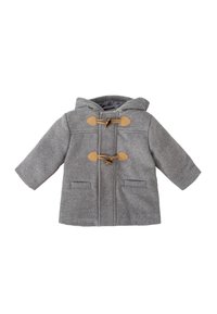 Abrigo de lana gris con capucha, con cierres de toggle de madera y dos bolsillos frontales. Textura suave con un diseño clásico y corte recto.