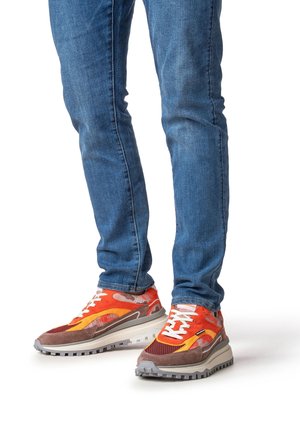 Oranje en grijze sneakers met een bovenwerk van mesh en suède, gelaagd ontwerp, voorzien van witte veters en een dikke, gestructureerde zool.