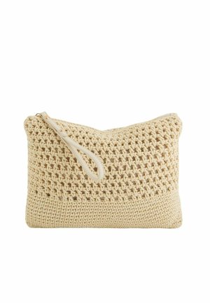 Pochette beige crochetée avec sangle pour poignet, combinant des motifs ouverts et serrés, forme rectangulaire avec fermeture éclair.