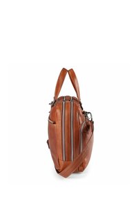 Borsa in pelle marrone con doppia cerniera, tasca laterale e due manici superiori. Presenta una tracolla removibile e una texture liscia.