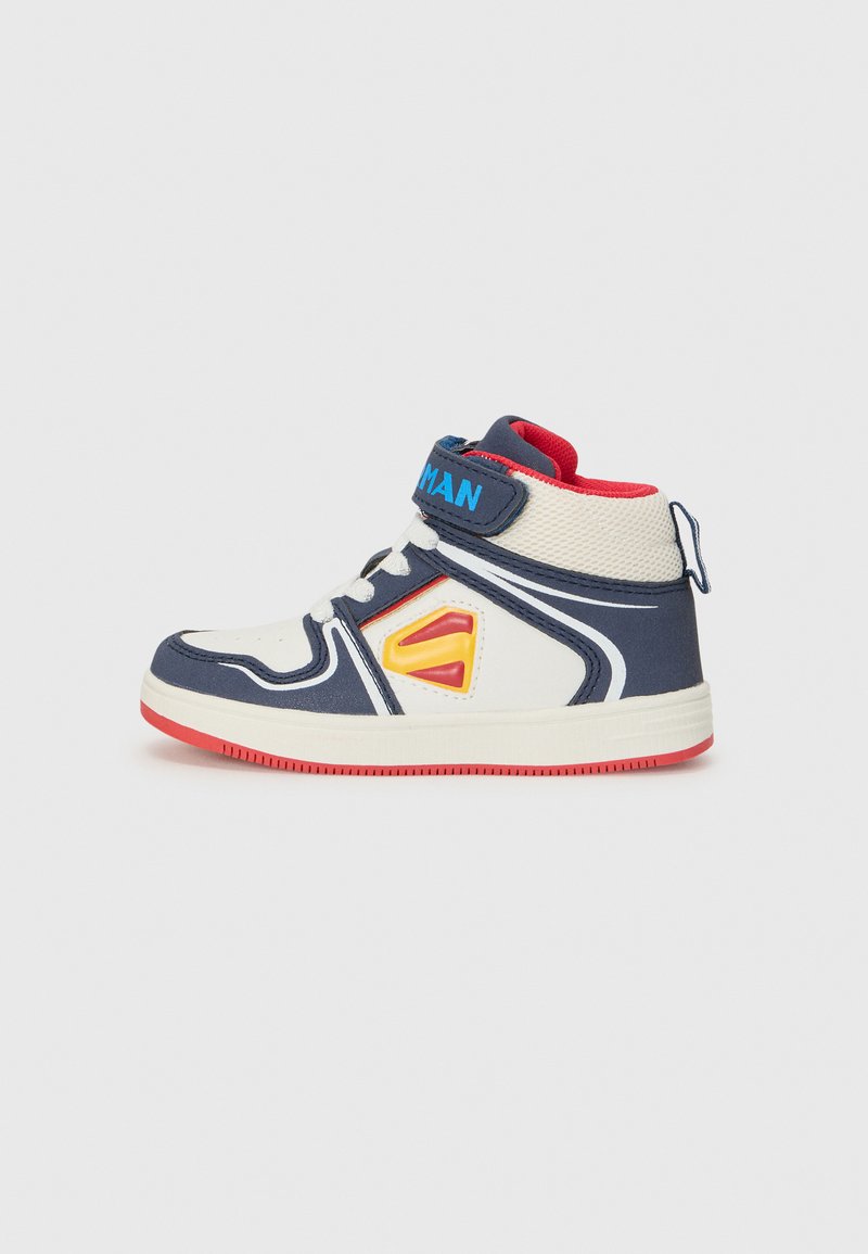 Sneaker alte con design bianco, blu e rosso; presentano una cinghia blu e accenti laterali colorati; suola in gomma con presa testurizzata.