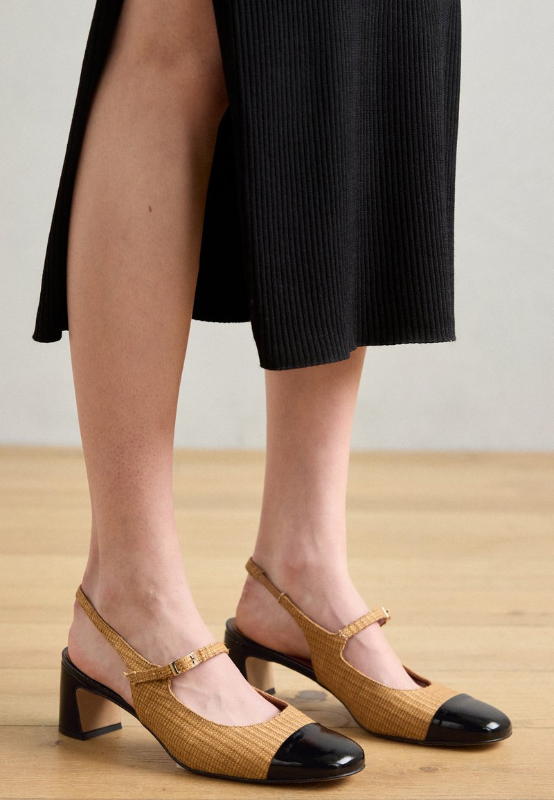 ÁNGEL ALARCÓN Klassieke pumps beige ÁNGEL ALARCÓN Klassieke pumps beige