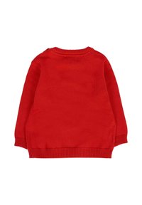 Maglione rosso a maniche lunghe lavorato a maglia con scollatura tonda e polsini e orlo a coste, mostrato da dietro su uno sfondo bianco.