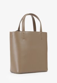 Piccola borsa a mano in pelle taupe, ben strutturata, con doppi manici superiori e dettagli di cucitura minimali, posata su uno sfondo bianco.