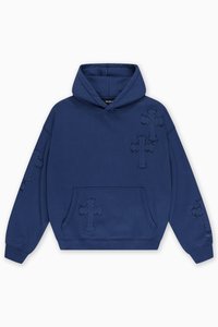 Granatowa bluza z kapturem z dużą kieszenią kangurką. Na przodzie oraz rękawach zdobiona fakturowanymi wzorami krzyżowymi. Wykonana z miękkiej mieszanki bawełny.