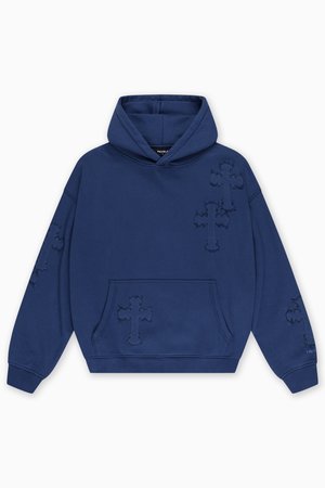 Teget plava majica s kapuljačom s velikim džepom u stilu kengura. Sadrži teksturirane križne uzorke na prednjem dijelu i rukavima. Mekana tkanina od mješavine pamuka.