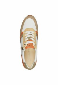 Sneaker caratterizzata da un mix di materiali bianchi, beige e arancioni. Parte superiore testurizzata con lacci, dettagli laterali e chiusura con zip. Design con punta tonda.