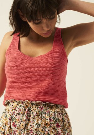 Top - pink yarrow