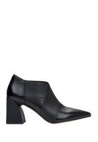 Czarne skórzane botki na wysokim obcasie z ostrym noskiem, kanciastym obcasem i przeszytymi panelami. Gładka faktura i elegancki design.