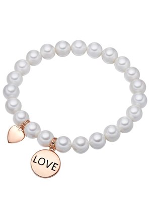 Bransoletka na gumce wykonana z białych pereł z dwoma różowozłotymi zawieszkami, jedną w kształcie serca, a drugą okrągłą, wygrawerowaną czarnymi literami "LOVE".