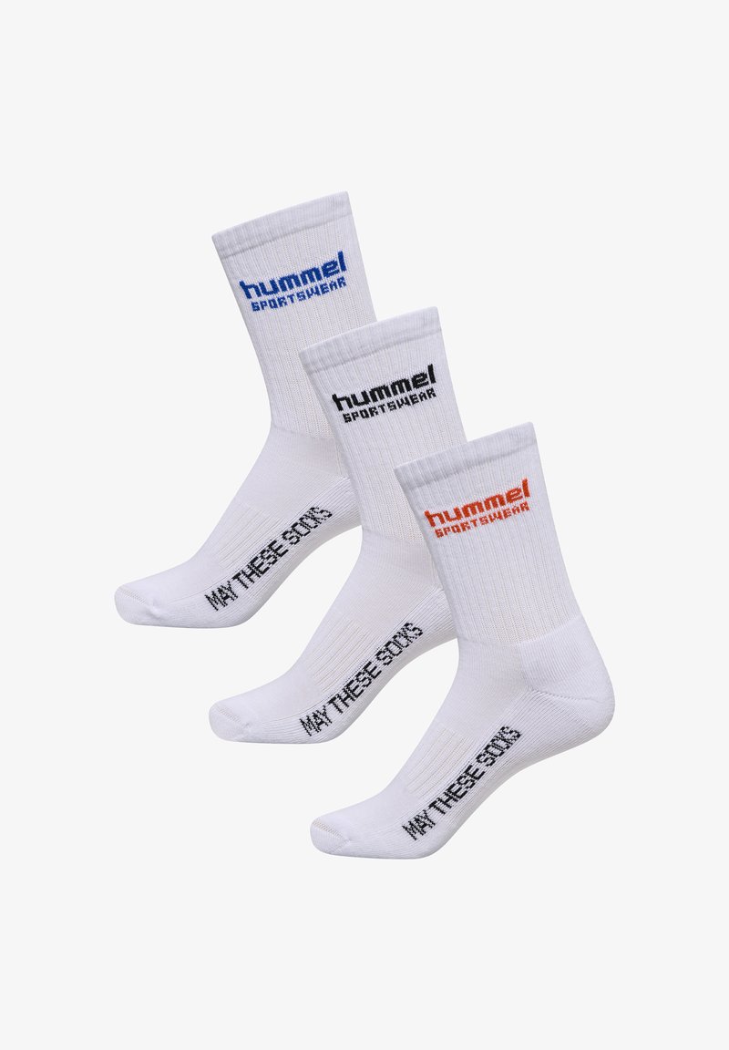 Tre par hvide sokker med ribbet top. Hver sok indeholder "hummel SPORTSWEAR" i blå, sort og rød tekst samt sætningen "MÅ DISSE SOKKER."