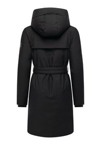 Sort isoleret frakke med hætte, bælte i taljen og lange ærmer. Glat stofstruktur og enkelt design, der har et rygpanel.