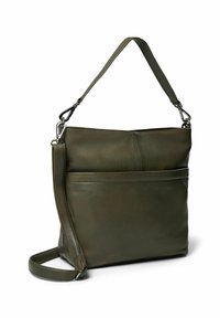 Oliven grøn læder skuldertaske med en enkelt justerbar rem, to rum og en skinnende metalspænde. Glat tekstur med minimal detaljer.