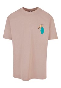 Kurzärmliges, hellrosa T-Shirt aus Baumwolle, das auf der linken Brustseite eine kleine grafische Darstellung eines Motel-Schlüsselanhängers mit einem goldenen Schlüssel zeigt.