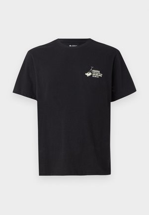 Sort bomulds T-shirt med et grafisk print på venstre bryst. Klassisk rund hals og korte ærmer, med en blød tekstur.