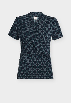 Γυναικεία μπλούζα με κοντά μανίκια, τύπου wrap, με σχέδιο εξάγωνων σε ναυτικό μπλε και τιρκουάζ σε σκουρόχρωμο φόντο.