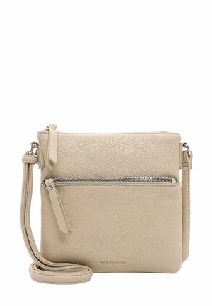 Beige struktureret læder crossbody taske med lynlåslomme foran og justerbar rem, der er snoet ved bunden.