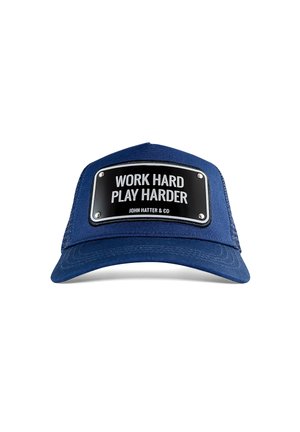 Blå truckerkeps med en svart rektangulär lapp som visar "WORK HARD PLAY HARDER" i vit text, säkrad med silverfärgade nitar.